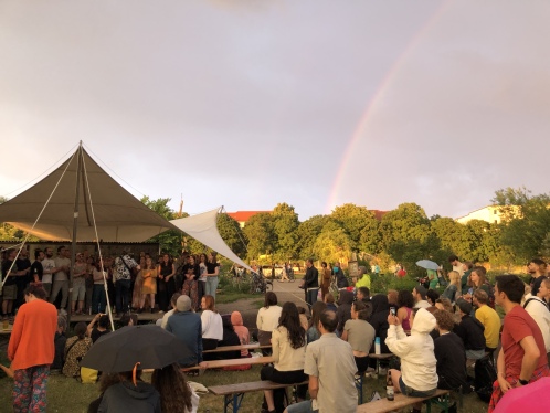 The BVG Choir beim Get Together der Berlin 21 Veranstaltung #Feldliebe-Tag 2024 "Bauen war gestern – Berlin bunt denken, statt grau versiegeln!" im Berliner Allmende Kontor Gemeinschaftsgarten