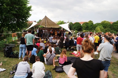 The BVG Choir beim Get Together der Berlin 21 Veranstaltung #Feldliebe-Tag 2024 "Bauen war gestern – Berlin bunt denken, statt grau versiegeln!" im Berliner Allmende Kontor Gemeinschaftsgarten