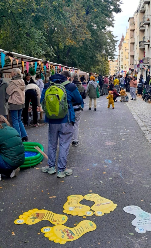 Belebte, autofreie Straße - viele Nachbar*innen ermöglichen einen Schritt Richtung Verkehrswende im Wedding